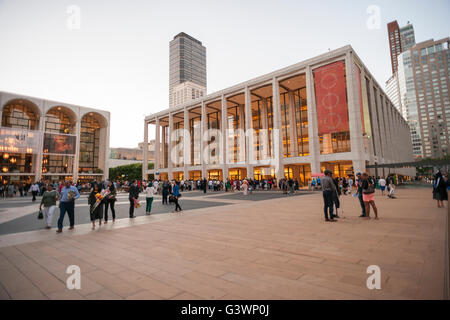 Molto neolaureati di Touro College con i loro amici e famiglie al di fuori di David Geffen Hall al Lincoln Center di New York dopo il loro inizio esercizi su Martedì, 14 giugno 2016. Il Lincoln Center ha annunciato che essi cercheranno di alcuni finanziamenti da parte della città per il loro rinnovo di David Geffen Hall née Philharmonic Hall. Geffen stesso ha dato $100 milioni di euro per il rinnovamento che non ha alcun prezzo di etichetta come di ancora. (© Richard B. Levine) Foto Stock