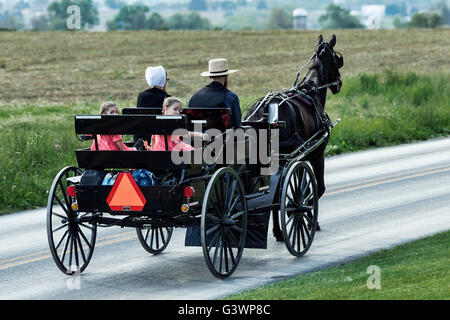 Famiglia Amish in cavallo e buggy, Ronks, Lancaster County, Pennsylvania, STATI UNITI D'AMERICA Foto Stock