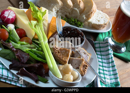 Un classico inglese estate Plowmans pranzo preso in Durham in Inghilterra. Foto Stock