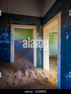 Kolmanskop (Afrikaans per Coleman's Hill, Tedesco: Kolmannskuppe) è una città fantasma nel deserto del Namib nel sud della Namibia. Foto Stock