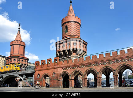 Oberbaumbruecke - Oberbaumbridge U-bahn / metropolitana treno sul ponte oberbaum Friedrichshain - kreuzberg Berlino Warschauer Strasse - Revaler Straße Germania Foto Stock