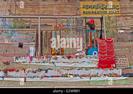 Indian Sadhu si prepara la pasta per chapati su Manmandir ghat sulle rive del fiume sacro Gange Foto Stock