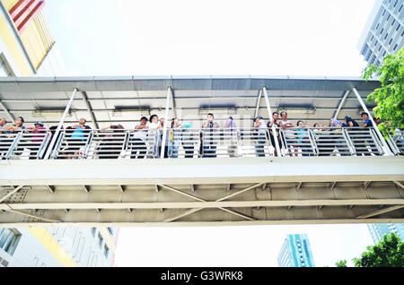 Jakarta, Indonesia. Feb 21 2015. Persone in piedi sul ponte di attraversamento in attesa il festival di Cap Vai Meh sta per iniziare Foto Stock