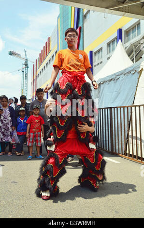 Jakarta, Indonesia. Feb 21 2015. Ragazzo esecutori di fare una prova prima di eseguire una danza leone al Festival di Cap Vai Meh Foto Stock