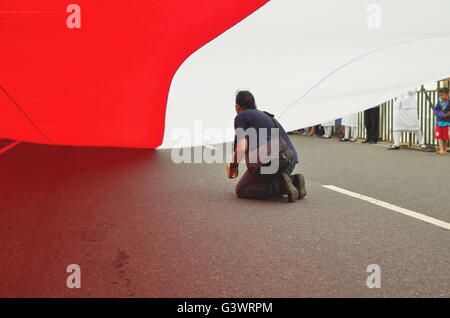 Jakarta, Indonesia. Feb 21 2015. Un giornalista e fotografo sotto il Red & White bandiera indonesiana Foto Stock