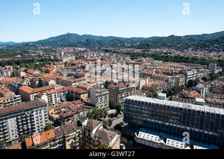 L'Italia, Piemonte, Torino, vista panoramica della città dalla Mole Antonelliana; bg.: la Collina di Superga Foto Stock