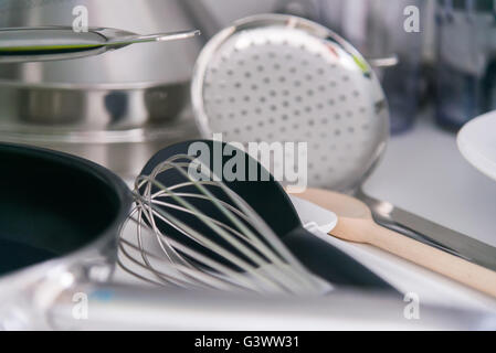 I vari oggetti per il servizio da tavola sul ripiano in cucina Foto Stock