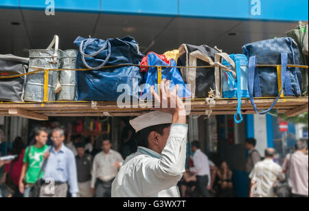 Dabbawala al lavoro Churchgate Station Mumbai Bombay in India Foto Stock
