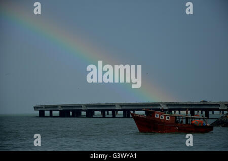 Una barca di soddisfare un arcobaleno in Panama City's Beach. Nazioni Unite barco de Encontro biella arcoiris onu en playa de ciudad de panama. Foto Stock