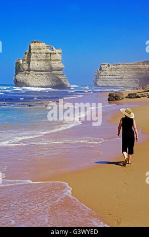 Dodici Apostoli Beach walker, Great Ocean Road, Victoria, Australia. Foto Stock