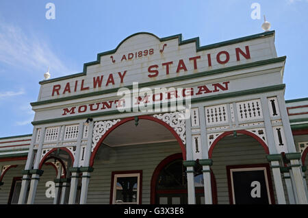 Storica facciata anteriore del monte morgan stazione ferroviaria, in un oro antico centro minerario nel Queensland Foto Stock