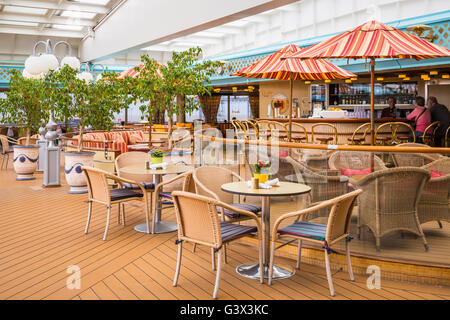 Il bar a bordo piscina sul ponte della Holland America nave da crociera Zaandam. Foto Stock