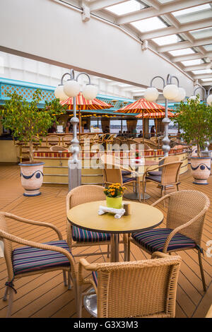 Il bar a bordo piscina sul ponte della Holland America nave da crociera Zaandam. Foto Stock