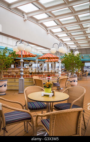 Il bar a bordo piscina sul ponte della Holland America nave da crociera Zaandam. Foto Stock