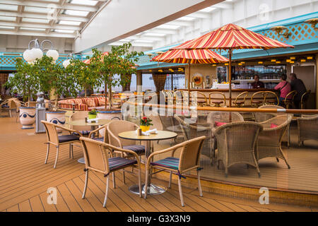 Il bar a bordo piscina sul ponte della Holland America nave da crociera Zaandam. Foto Stock