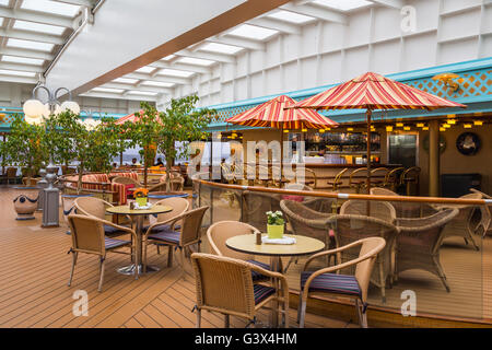 Il bar a bordo piscina sul ponte della Holland America nave da crociera Zaandam. Foto Stock