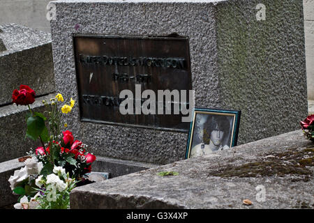 Alla tomba di Jim Morrison nel monumentale cimitero di Pere Lachaise di Parigi Foto Stock