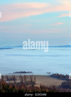 Bella vista al tramonto con nuvole rosa su pedemontana. Alti Tatra (Slovacchia) Foto Stock