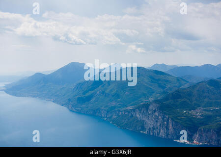 Vista del lago di Garda dal monte del Monte Baldo, Italia Foto Stock