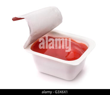 Aprire il ketchup fast food pacchetto dip isolato su bianco Foto Stock