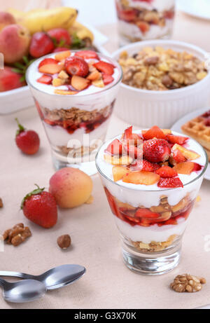 Yogurt fatto in casa, granola e parfait di frutti di bosco Foto Stock