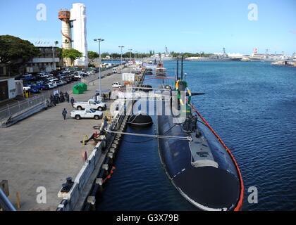 Gli Stati Uniti Navy Los Angeles-classe fast-attacco sommergibile USS Bremerton ormeggiati pier-lato alla base comune a Pearl Harbor Hickam per un porto di scalo Giugno 15, 2016 a Honolulu, Hawaii. La Bremerton restituito dopo il completamento di una routine di sei-mese della distribuzione all'Oceano Pacifico occidentale. Foto Stock