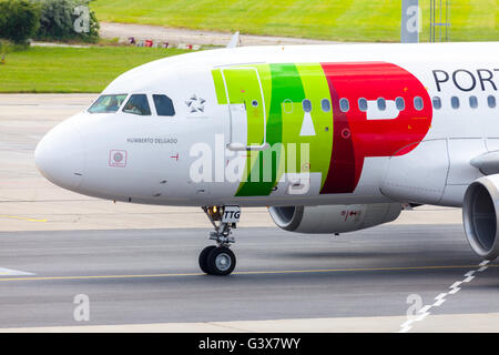 Berlino / GERMANIA - Giugno 4, 2016: Airbus A 319 - 111 da TAP Portugal sull'aeroporto di Schoenefeld di Berlino / Germania in giugno 4, 2016 Foto Stock