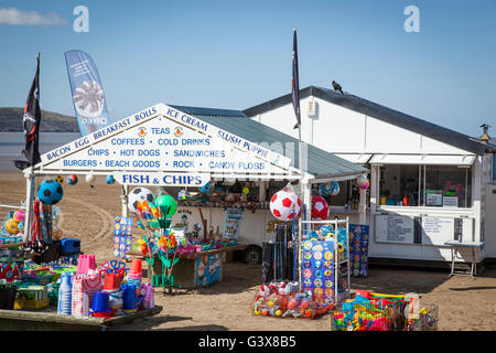 Fast food e merci beach shop sul lungomare a Weston-Super-Mare. Foto Stock