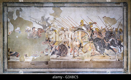 Napoli. L'Italia. Alexander mosaico pavimentale dalla Casa del Fauno a Pompei, (ca. 120 BC), raffigura Alessandro il Grande (sinistra) attacco Foto Stock