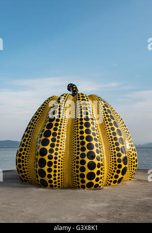 La Zucca gialla di Yayoi Kusama, Naoshima, Giappone Foto Stock