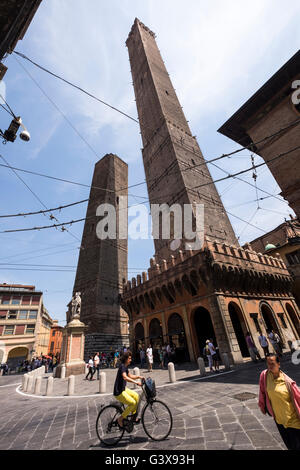 Le due torri, la Torre degli Asinelli e Torre Pendenti, simboli di Bologna, Italia Foto Stock