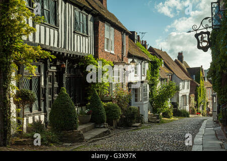 Serata a molla sull'iconico Mermaid Street in segale, East Sussex, Regno Unito. Foto Stock