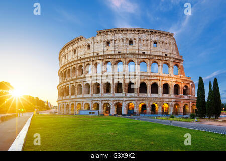 Vista del Colosseo a Roma presso sunrise, Italia, Europa. Foto Stock