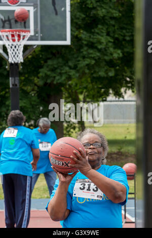 Detroit, Michigan - Il basket tiri liberi di concorrenza durante la ricreazione di Detroit del reparto Olimpiadi Senior. Foto Stock