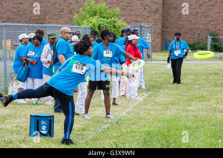 Detroit, Michigan - Il frisbee toss in Detroit la ricreazione del reparto Olimpiadi Senior. Foto Stock