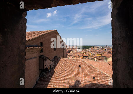 Vedute del rosso sui tetti della città di Bologna dal campanile della Cattedrale di San Pietro, Italia. Foto Stock