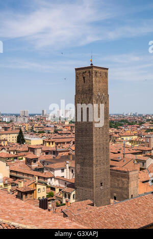 Vedute del rosso sui tetti della città di Bologna dal campanile della Cattedrale di San Pietro, Italia. Foto Stock