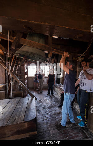 Visitatore squilla una campana nel campanile della Cattedrale di San Pietro a Bologna, Italia. Foto Stock