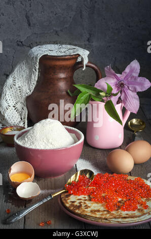 Frittelle con caviale rosso, farina e uova Foto Stock