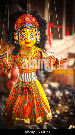 Pupazzi di Souvenir appesa a vendere in strada dei negozi di Bhaktapur. Foto Stock