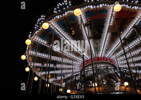 Merry-go-round nel mercato di Natale di Vierzon (Francia). Foto Stock