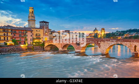 Ponte Pietra al crepuscolo della sera, la città vecchia di Verona, regione Veneto, Italia Foto Stock