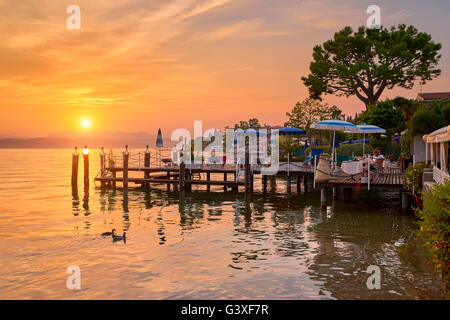 Vista tramonto al Lago di Garda, Sirmione, Lombardia, Italia Foto Stock