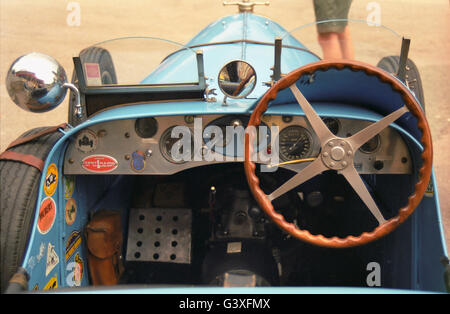 Posizione di guida di classic Bugatti Sport Tourer (tipo 37), Ax-les-Thermes Ariège, Occitanie, Francia Foto Stock