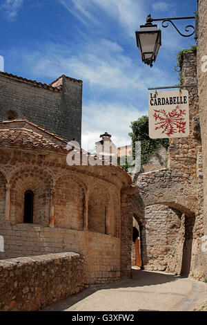 Lane accanto all XI secolo abbazia romanica chiesa di Gellone, Saint-Guilhem-le-Désert; Hérault, Occitanie, Francia Foto Stock