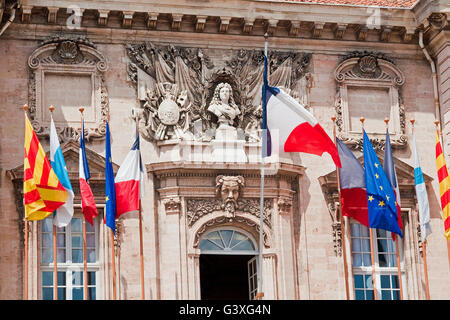 Francese e Unione europea bandiere dell'Hotel de Ville, Marsiglia Foto Stock