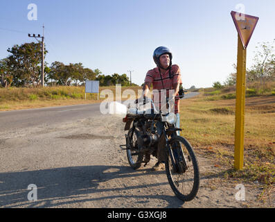 L'uomo con la vecchia moto e bagagli in Cuba Foto Stock