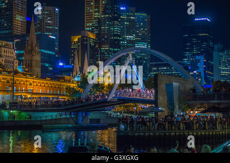 Melbourne Australia 23 febbraio 2015 lo skyline della città di notte si riflette nel fiume Yarra. Foto Stock