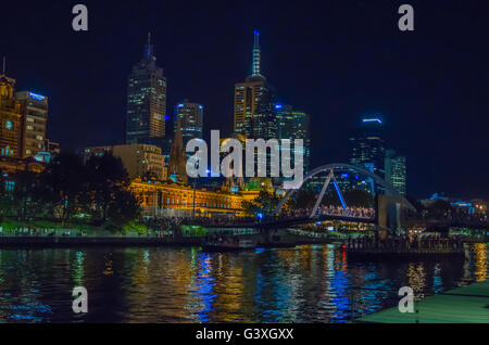 Melbourne Australia 23 febbraio 2015 lo skyline della città di notte si riflette nel fiume Yarra. Foto Stock