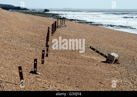 Il tempo di guerra anti-invasione scherma, Bawdsey traghetto, Suffolk, Regno Unito. Foto Stock